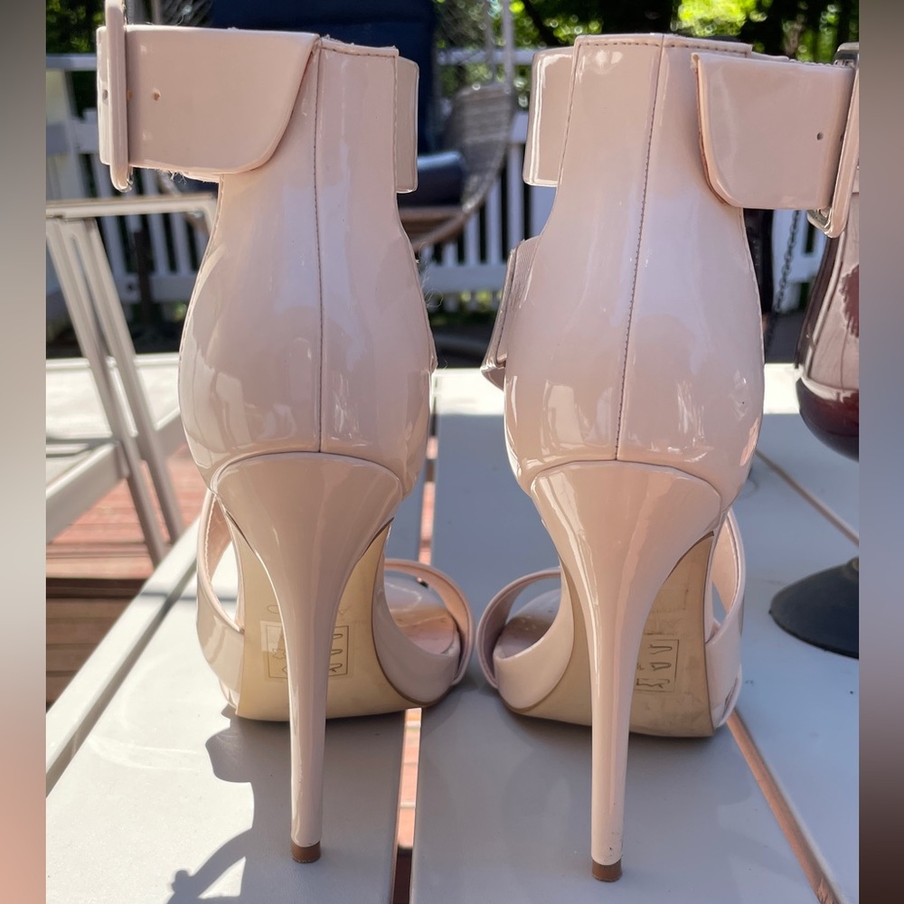 Patent leather strappy nude peach high-heeled sandals. SIZE 7